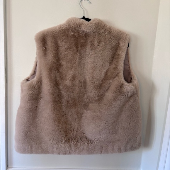 Fabulous faux fur vest with pockets!  The perfect fall/winter layer! - Picture 2 of 7